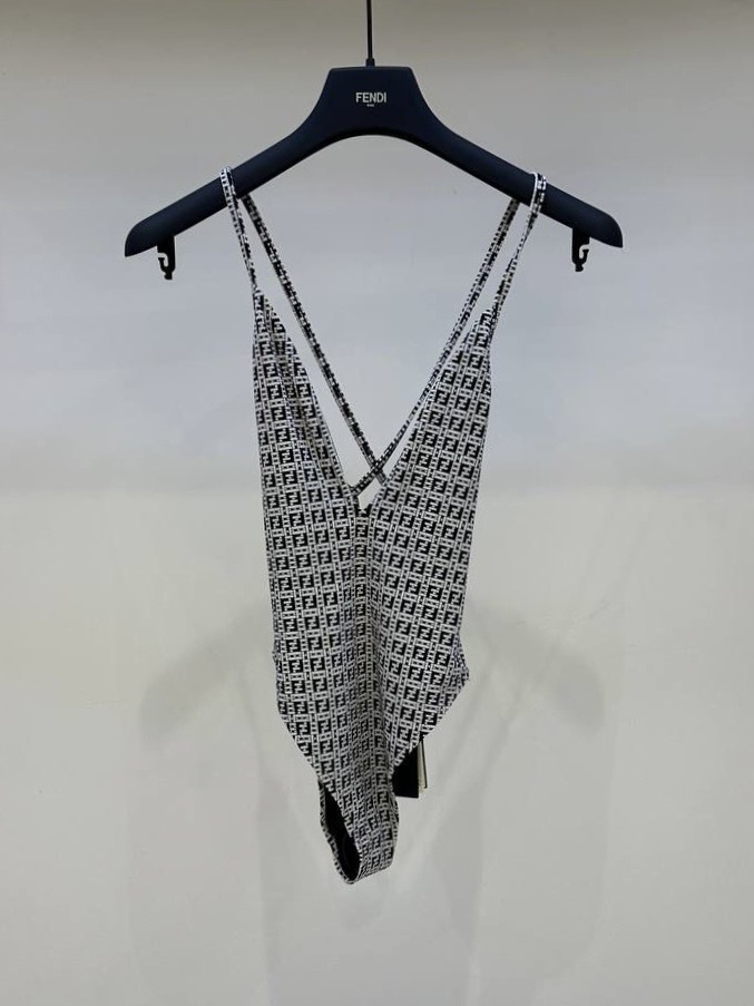 Купальник Fendi смотреть фото