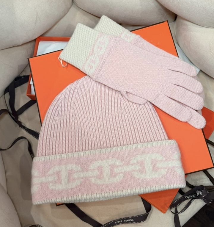 Шапка и перчатки смотреть фото