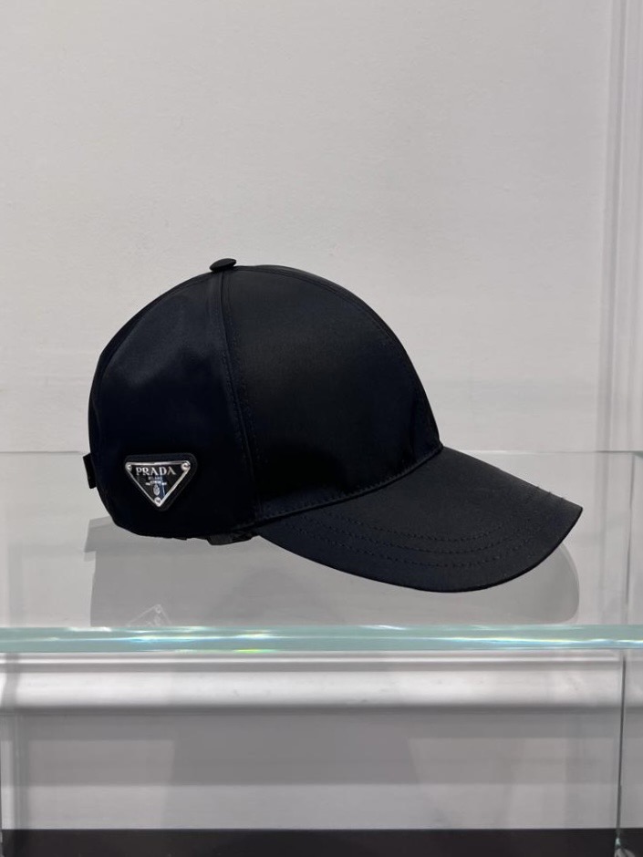 Бейсболка Prada смотреть фото
