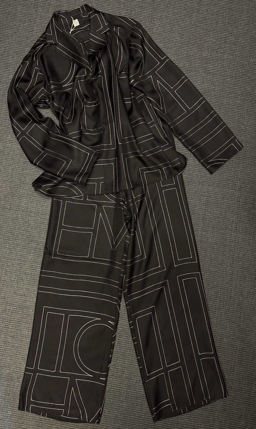 Пижамный костюм Totême смотреть фото