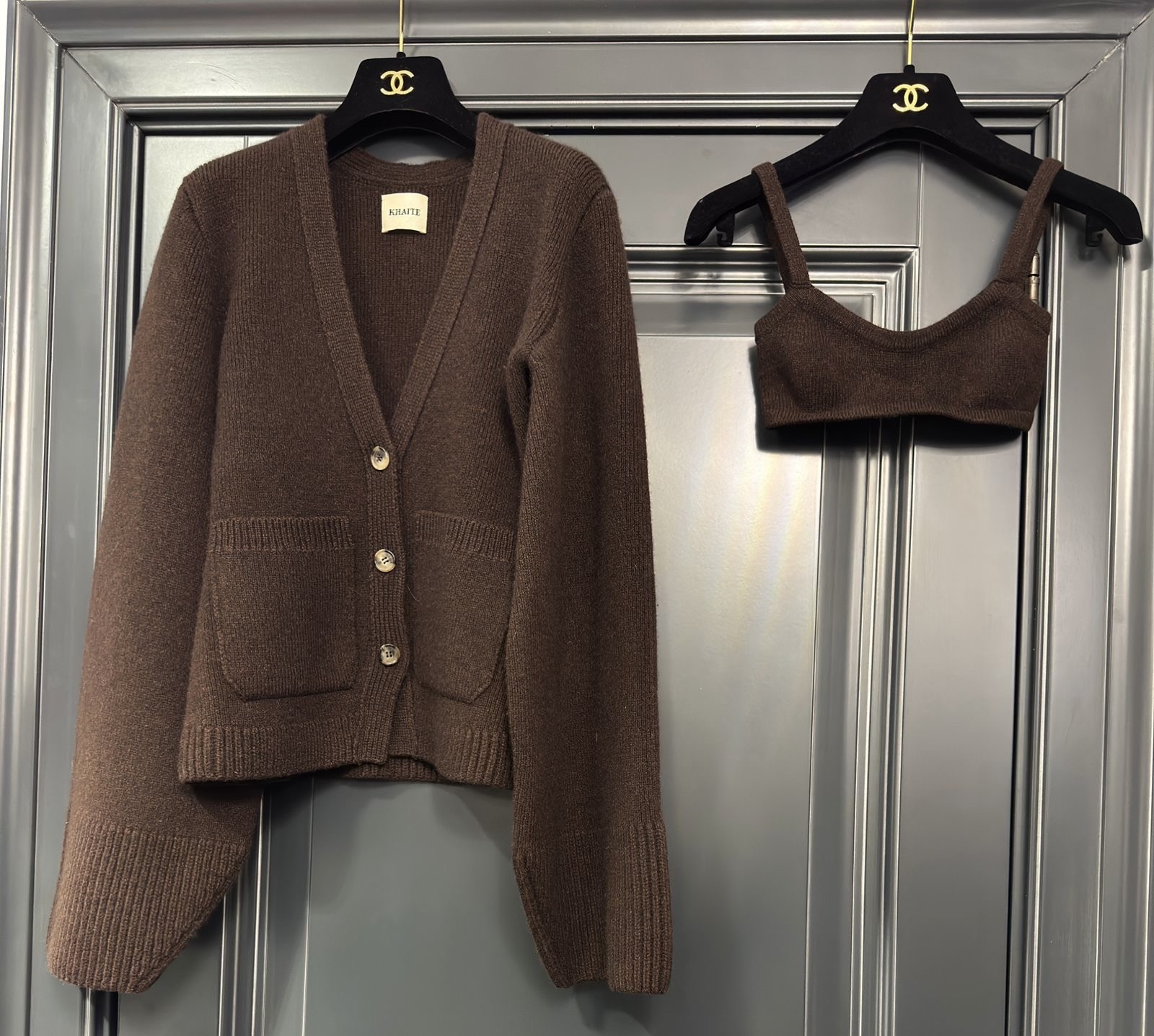 Двойка: кардиган и топ Khaite смотреть фото