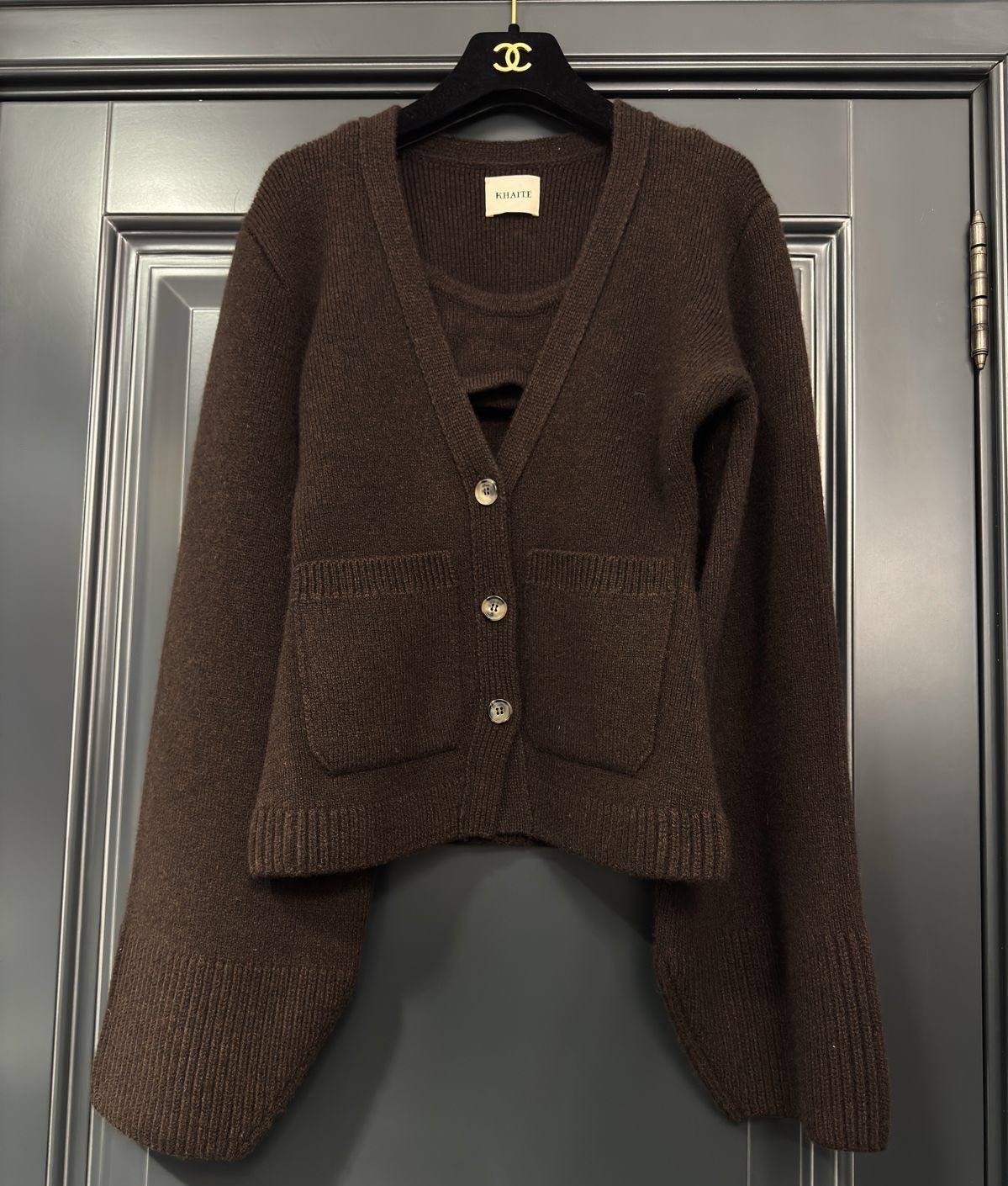 Двойка: кардиган и топ Khaite смотреть фото