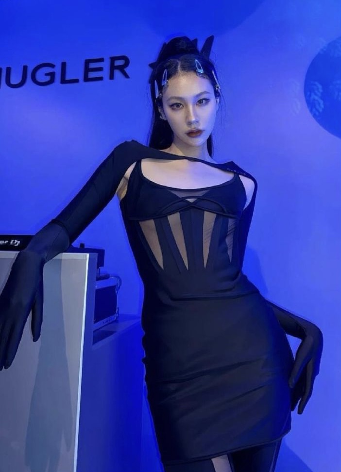 Платье Mugler x H&M смотреть фото