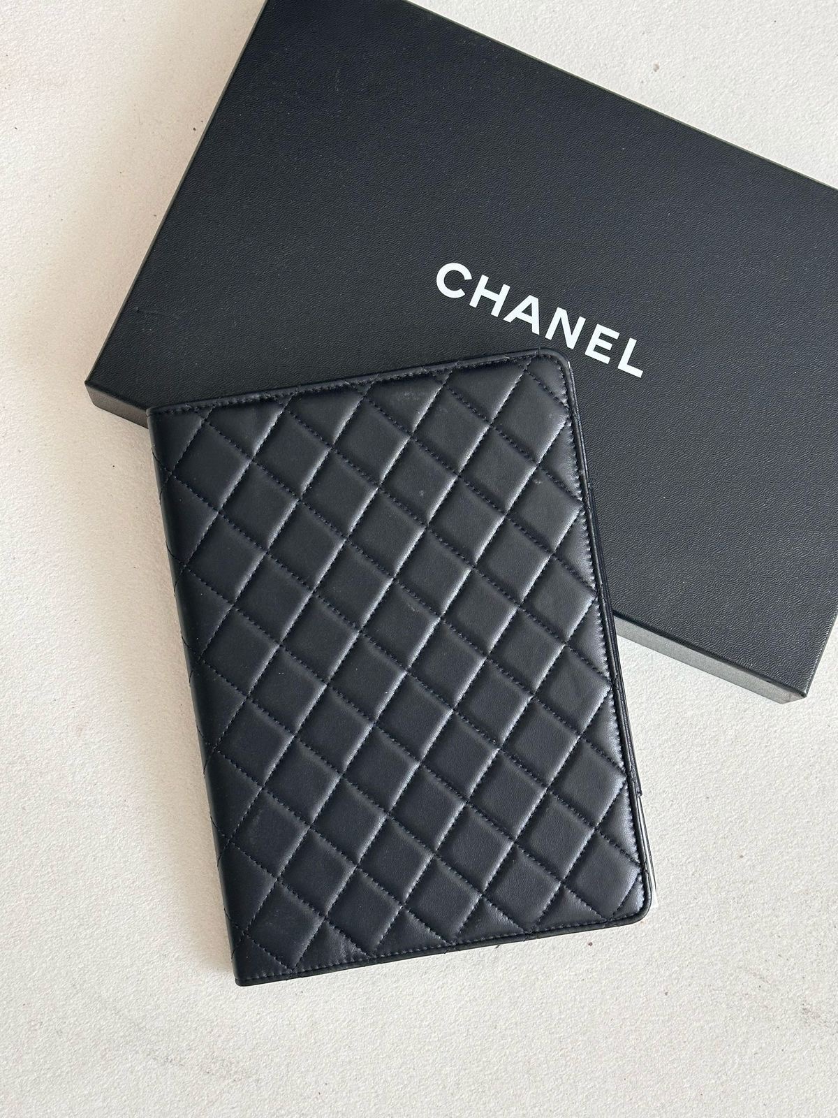 Обложка на iPad Chanel смотреть фото