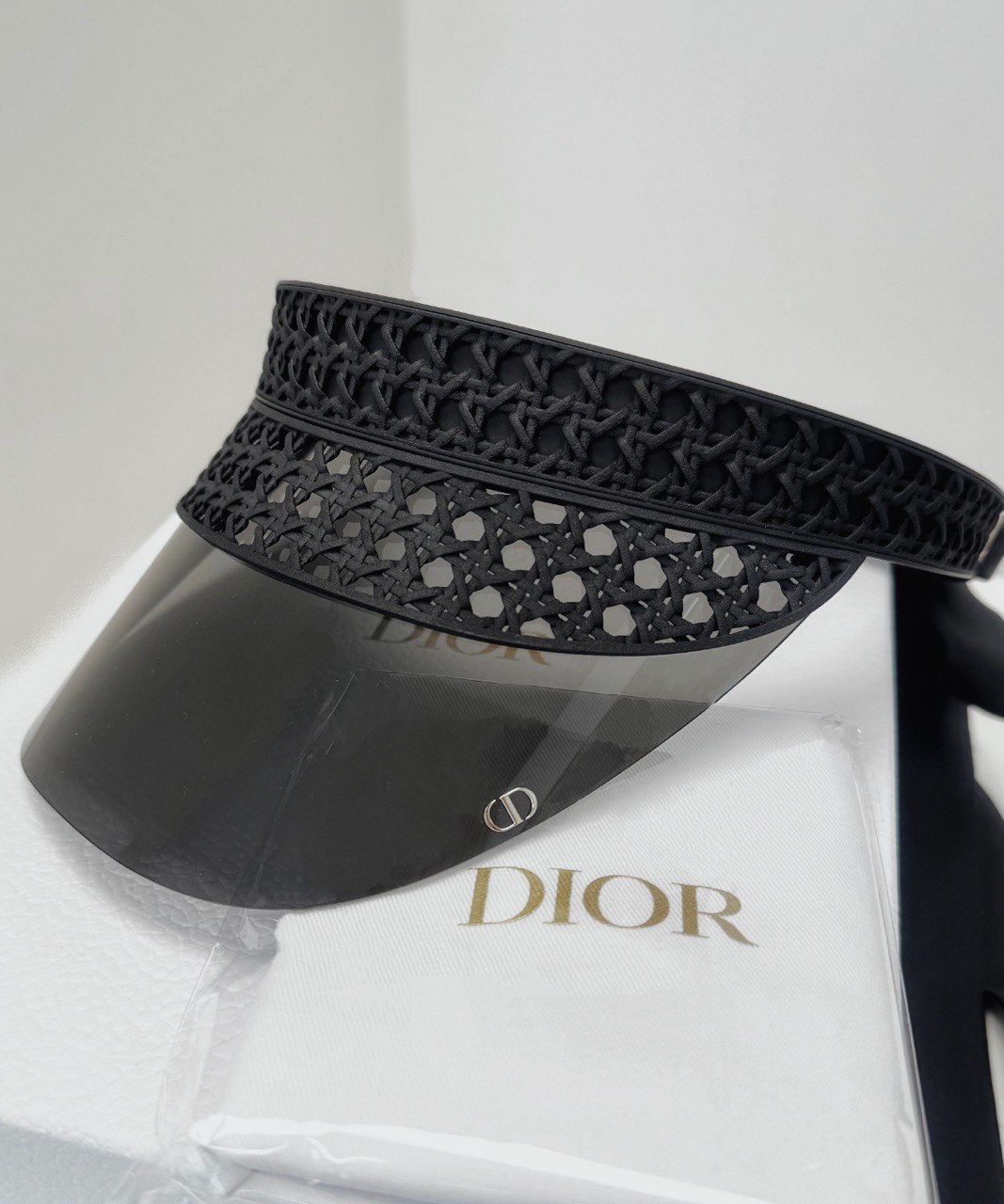 Козырёк Christian Dior фото смотреть