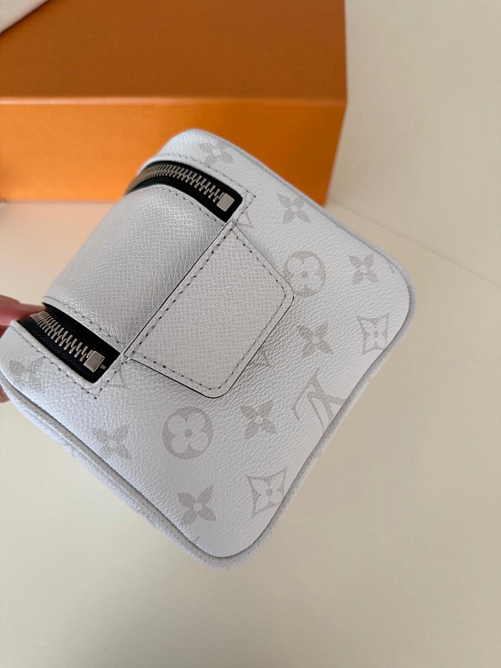 Louis Vuitton Косметичка